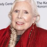 Zdjęcie przedstawiające Joni Mitchell. InterpretacjePiosenek.pl - Największa baza interpretacji piosenek w Polsce.