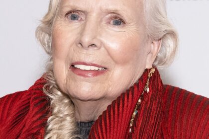 Zdjęcie przedstawiające Joni Mitchell. InterpretacjePiosenek.pl - Największa baza interpretacji piosenek w Polsce.