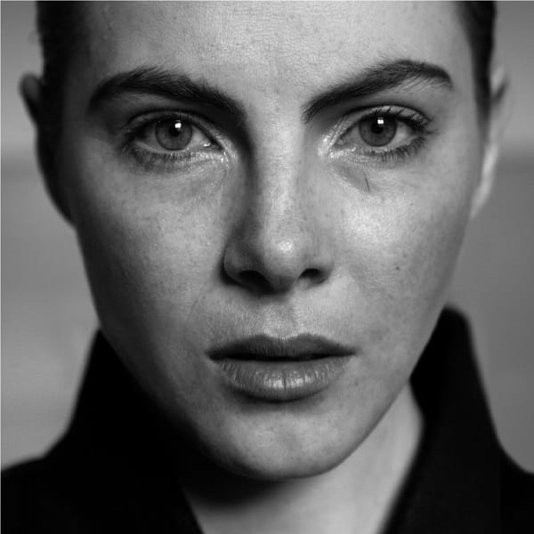 Zdjęcie przedstawiające Julia Marcell. InterpretacjePiosenek.pl - Największa baza interpretacji piosenek w Polsce.