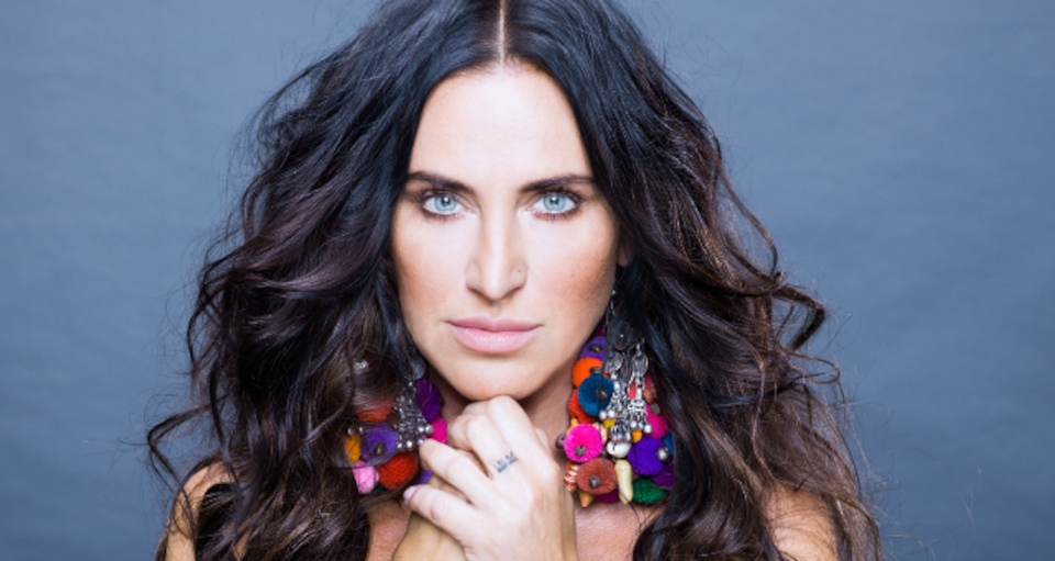 Zdjęcie przedstawiające Kayah. InterpretacjePiosenek.pl - Największa baza interpretacji piosenek w Polsce.