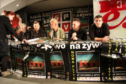 Zdjęcie przedstawiające Kazik na Żywo. InterpretacjePiosenek.pl - Największa baza interpretacji piosenek w Polsce.