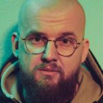 Zdjęcie przedstawiające Kękę. InterpretacjePiosenek.pl - Największa baza interpretacji piosenek w Polsce.