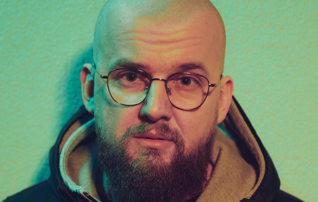 Zdjęcie przedstawiające Kękę. InterpretacjePiosenek.pl - Największa baza interpretacji piosenek w Polsce.