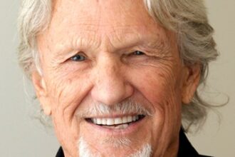 Zdjęcie przedstawiające Kris Kristofferson. InterpretacjePiosenek.pl - Największa baza interpretacji piosenek w Polsce.