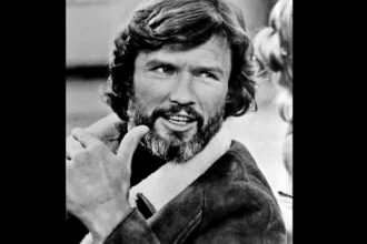 Zdjęcie przedstawiające Kris Kristofferson. InterpretacjePiosenek.pl - Największa baza interpretacji piosenek w Polsce.