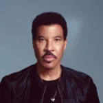Zdjęcie przedstawiające Lionel Richie. InterpretacjePiosenek.pl - Największa baza interpretacji piosenek w Polsce.