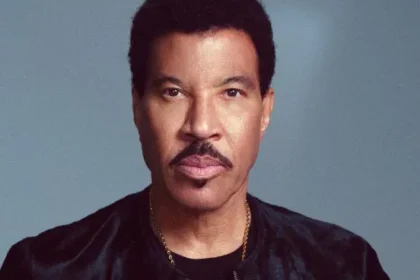 Zdjęcie przedstawiające Lionel Richie. InterpretacjePiosenek.pl - Największa baza interpretacji piosenek w Polsce.