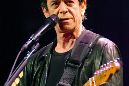 Zdjęcie przedstawiające Lou Reed. InterpretacjePiosenek.pl - Największa baza interpretacji piosenek w Polsce.