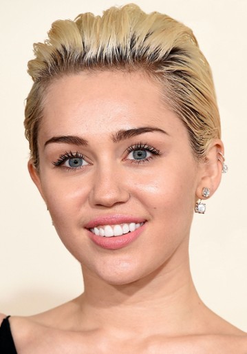Zdjęcie przedstawiające Miley Cyrus. InterpretacjePiosenek.pl - Największa baza interpretacji piosenek w Polsce.