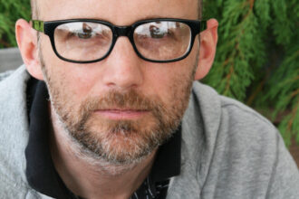 Zdjęcie przedstawiające Moby. InterpretacjePiosenek.pl - Największa baza interpretacji piosenek w Polsce.