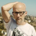 Zdjęcie przedstawiające Moby. InterpretacjePiosenek.pl - Największa baza interpretacji piosenek w Polsce.