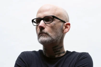 Zdjęcie przedstawiające Moby. InterpretacjePiosenek.pl - Największa baza interpretacji piosenek w Polsce.