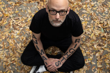 Zdjęcie przedstawiające Moby. InterpretacjePiosenek.pl - Największa baza interpretacji piosenek w Polsce.