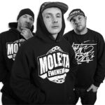 Zdjęcie przedstawiające Molesta. InterpretacjePiosenek.pl - Największa baza interpretacji piosenek w Polsce.