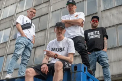 Zdjęcie przedstawiające Molesta. InterpretacjePiosenek.pl - Największa baza interpretacji piosenek w Polsce.