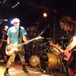 Zdjęcie przedstawiające NOFX. InterpretacjePiosenek.pl - Największa baza interpretacji piosenek w Polsce.