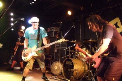 Zdjęcie przedstawiające NOFX. InterpretacjePiosenek.pl - Największa baza interpretacji piosenek w Polsce.