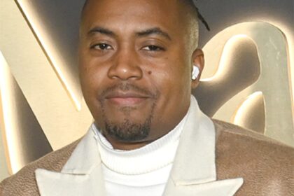 Zdjęcie przedstawiające Nas. InterpretacjePiosenek.pl - Największa baza interpretacji piosenek w Polsce.