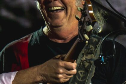 Zdjęcie przedstawiające Neil Young. InterpretacjePiosenek.pl - Największa baza interpretacji piosenek w Polsce.