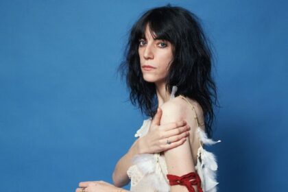 Zdjęcie przedstawiające Patti Smith. InterpretacjePiosenek.pl - Największa baza interpretacji piosenek w Polsce.