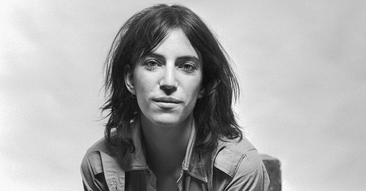 Zdjęcie przedstawiające Patti Smith. InterpretacjePiosenek.pl - Największa baza interpretacji piosenek w Polsce.