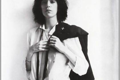 Zdjęcie przedstawiające Patti Smith. InterpretacjePiosenek.pl - Największa baza interpretacji piosenek w Polsce.