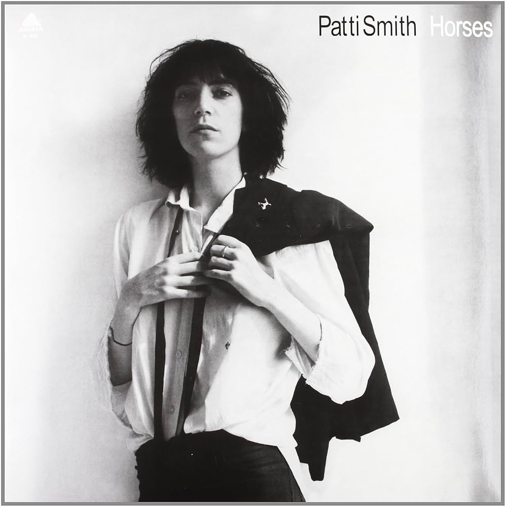 Zdjęcie przedstawiające Patti Smith. InterpretacjePiosenek.pl - Największa baza interpretacji piosenek w Polsce.