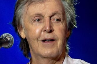 Zdjęcie przedstawiające Paul McCartney. InterpretacjePiosenek.pl - Największa baza interpretacji piosenek w Polsce.