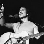 Zdjęcie przedstawiające Paul Simon. InterpretacjePiosenek.pl - Największa baza interpretacji piosenek w Polsce.