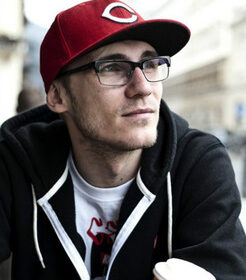 Zdjęcie przedstawiające Pezet. InterpretacjePiosenek.pl - Największa baza interpretacji piosenek w Polsce.