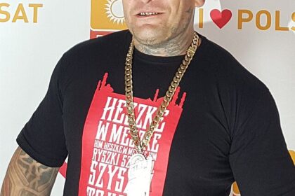 Zdjęcie przedstawiające Popek. InterpretacjePiosenek.pl - Największa baza interpretacji piosenek w Polsce.