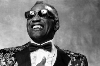 Zdjęcie przedstawiające Ray Charles. InterpretacjePiosenek.pl - Największa baza interpretacji piosenek w Polsce.