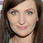 Zdjęcie przedstawiające Reni Jusis. InterpretacjePiosenek.pl - Największa baza interpretacji piosenek w Polsce.