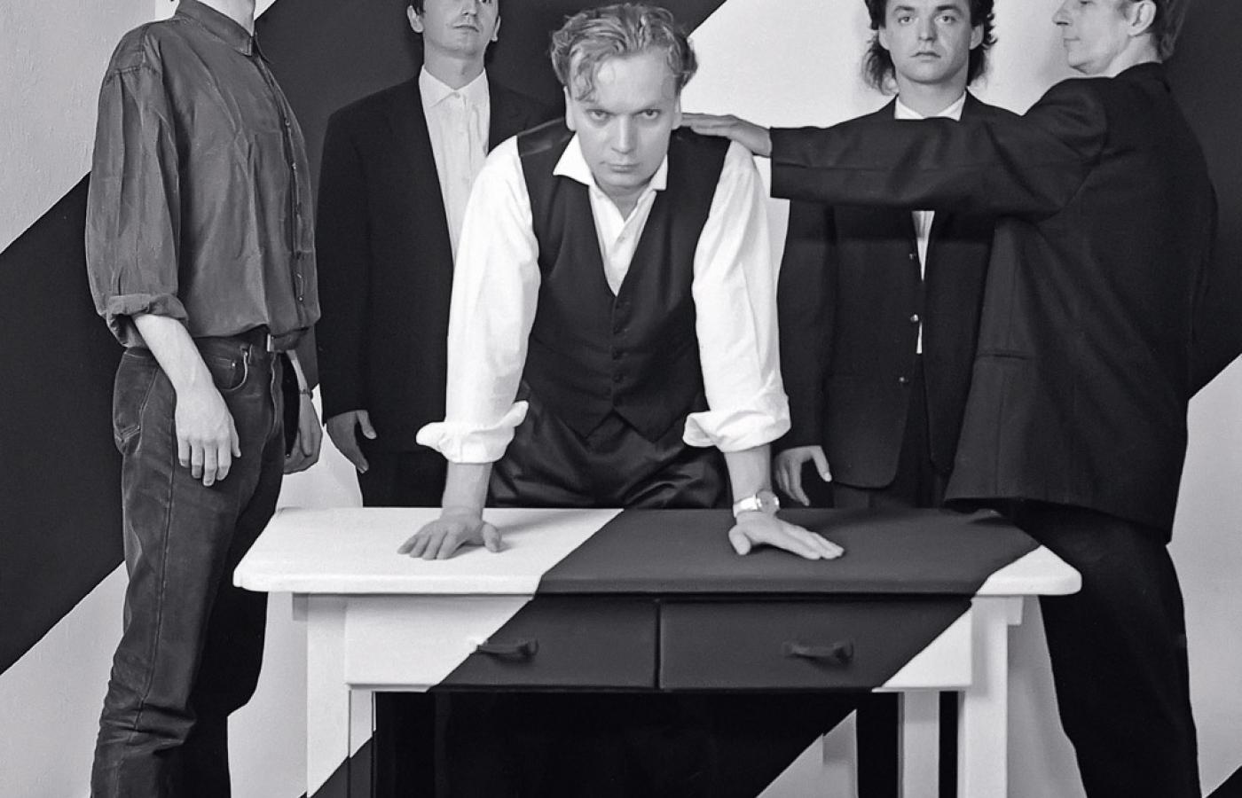 Zdjęcie przedstawiające Republika. InterpretacjePiosenek.pl - Największa baza interpretacji piosenek w Polsce.