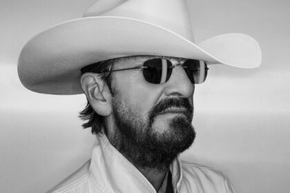 Zdjęcie przedstawiające Ringo Starr. InterpretacjePiosenek.pl - Największa baza interpretacji piosenek w Polsce.