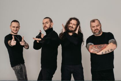 Zdjęcie przedstawiające Riverside. InterpretacjePiosenek.pl - Największa baza interpretacji piosenek w Polsce.