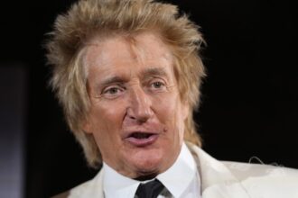 Zdjęcie przedstawiające Rod Stewart. InterpretacjePiosenek.pl - Największa baza interpretacji piosenek w Polsce.
