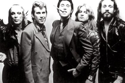 Zdjęcie przedstawiające Roxy Music. InterpretacjePiosenek.pl - Największa baza interpretacji piosenek w Polsce.