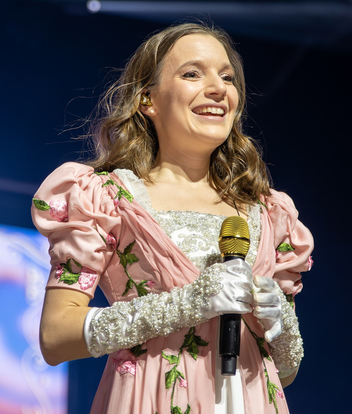 Zdjęcie przedstawiające Sanah. InterpretacjePiosenek.pl - Największa baza interpretacji piosenek w Polsce.