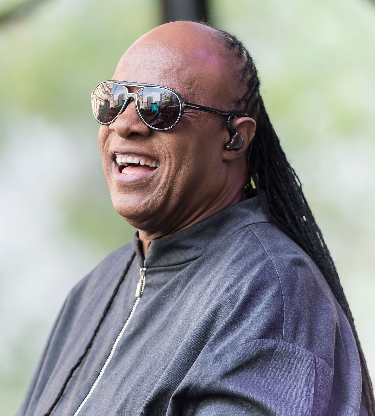 Zdjęcie przedstawiające Stevie Wonder. InterpretacjePiosenek.pl - Największa baza interpretacji piosenek w Polsce.