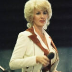 Zdjęcie przedstawiające Tammy Wynette. InterpretacjePiosenek.pl - Największa baza interpretacji piosenek w Polsce.