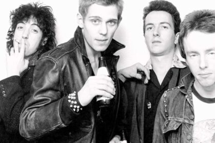 Zdjęcie przedstawiające The Clash. InterpretacjePiosenek.pl - Największa baza interpretacji piosenek w Polsce.