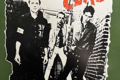 Zdjęcie przedstawiające The Clash. InterpretacjePiosenek.pl - Największa baza interpretacji piosenek w Polsce.