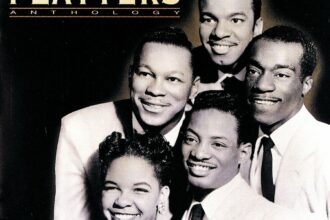 Zdjęcie przedstawiające The Platters. InterpretacjePiosenek.pl - Największa baza interpretacji piosenek w Polsce.