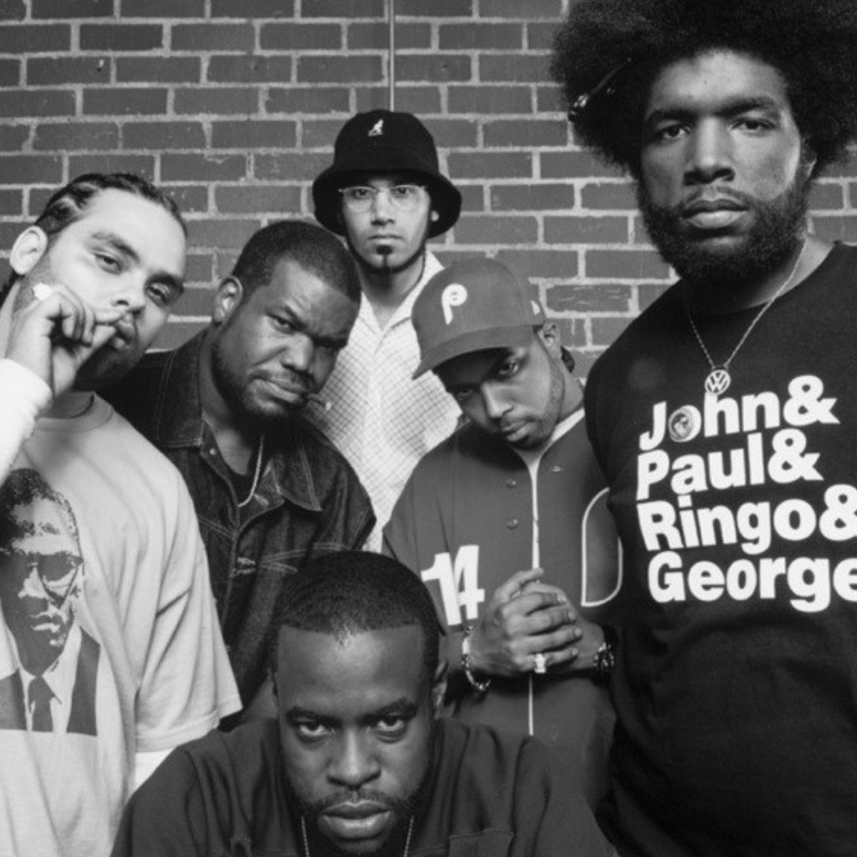 Zdjęcie przedstawiające The Roots. InterpretacjePiosenek.pl - Największa baza interpretacji piosenek w Polsce.