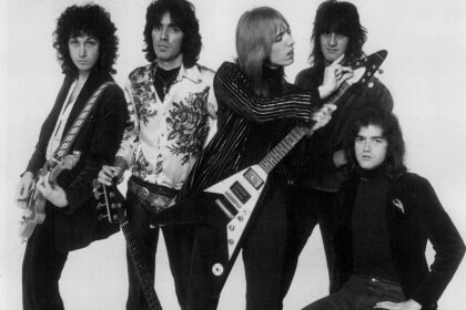 Zdjęcie przedstawiające Tom Petty & The Heartbreakers. InterpretacjePiosenek.pl - Największa baza interpretacji piosenek w Polsce.