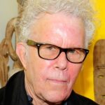 Zdjęcie przedstawiające Tom Waits. InterpretacjePiosenek.pl - Największa baza interpretacji piosenek w Polsce.