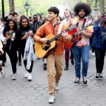 Zdjęcie przedstawiające Vampire Weekend. InterpretacjePiosenek.pl - Największa baza interpretacji piosenek w Polsce.