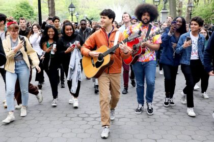 Zdjęcie przedstawiające Vampire Weekend. InterpretacjePiosenek.pl - Największa baza interpretacji piosenek w Polsce.