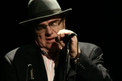 Zdjęcie przedstawiające Van Morrison. InterpretacjePiosenek.pl - Największa baza interpretacji piosenek w Polsce.